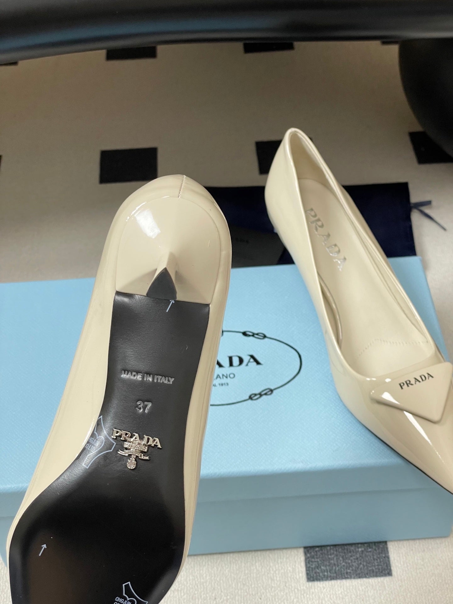 PRA 26SS Pointed Toe Heels Ivory Patent Leather 593836