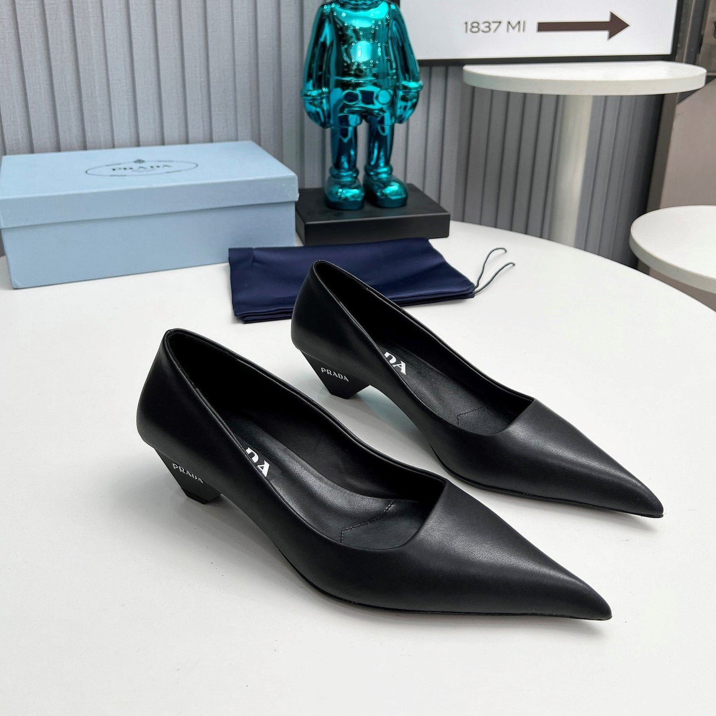 Prada 26SS Pointed-Toe Pumps 4cm Black Calskin 680947