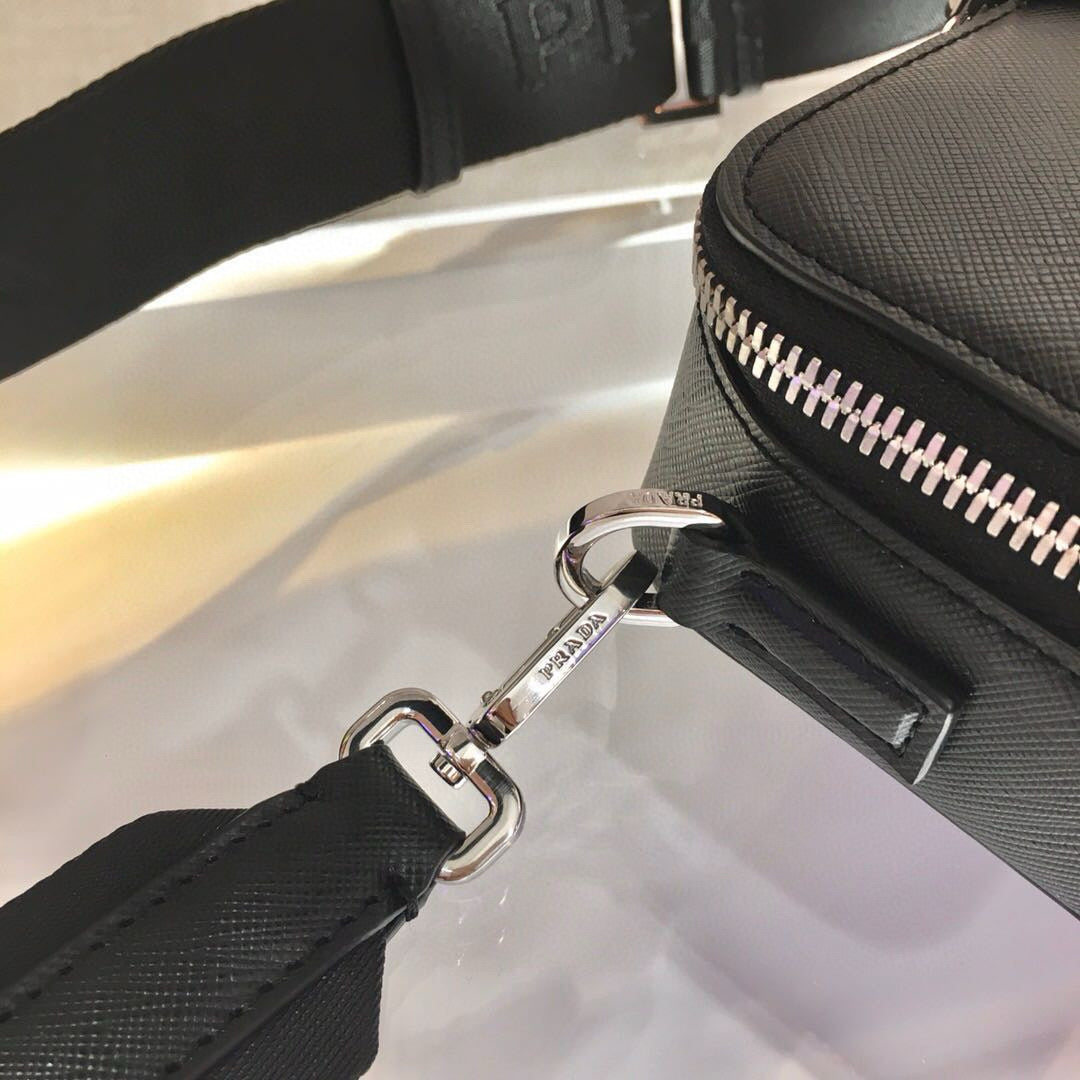PRA CAMERA BAG 18CM IN BLACK TRIANGLE PATTERN COWHIDE SILVER HARDWARE