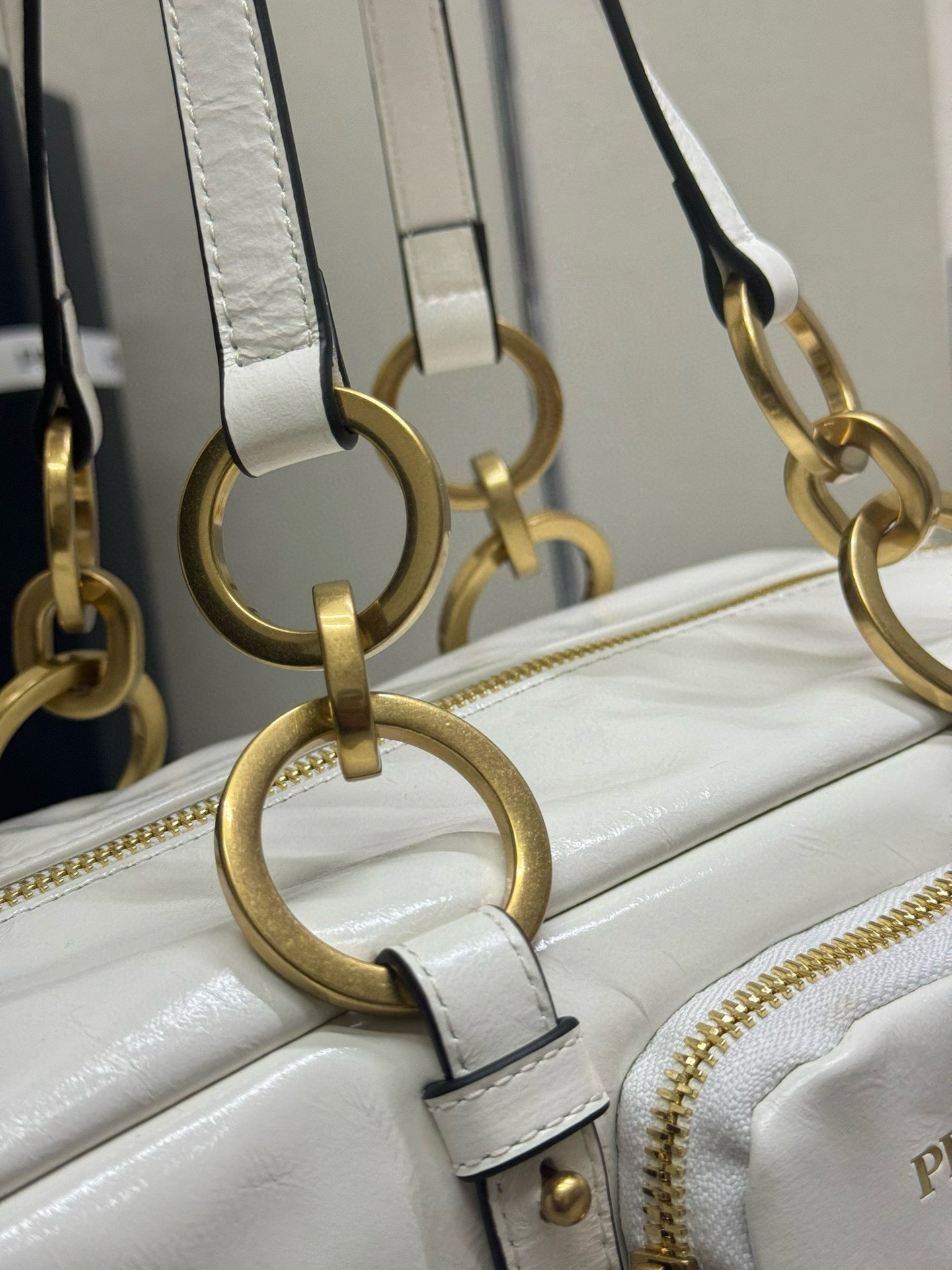 DANGLE TOP HANDLE BAG 30 IN WHITE PATENT CALFSKIN