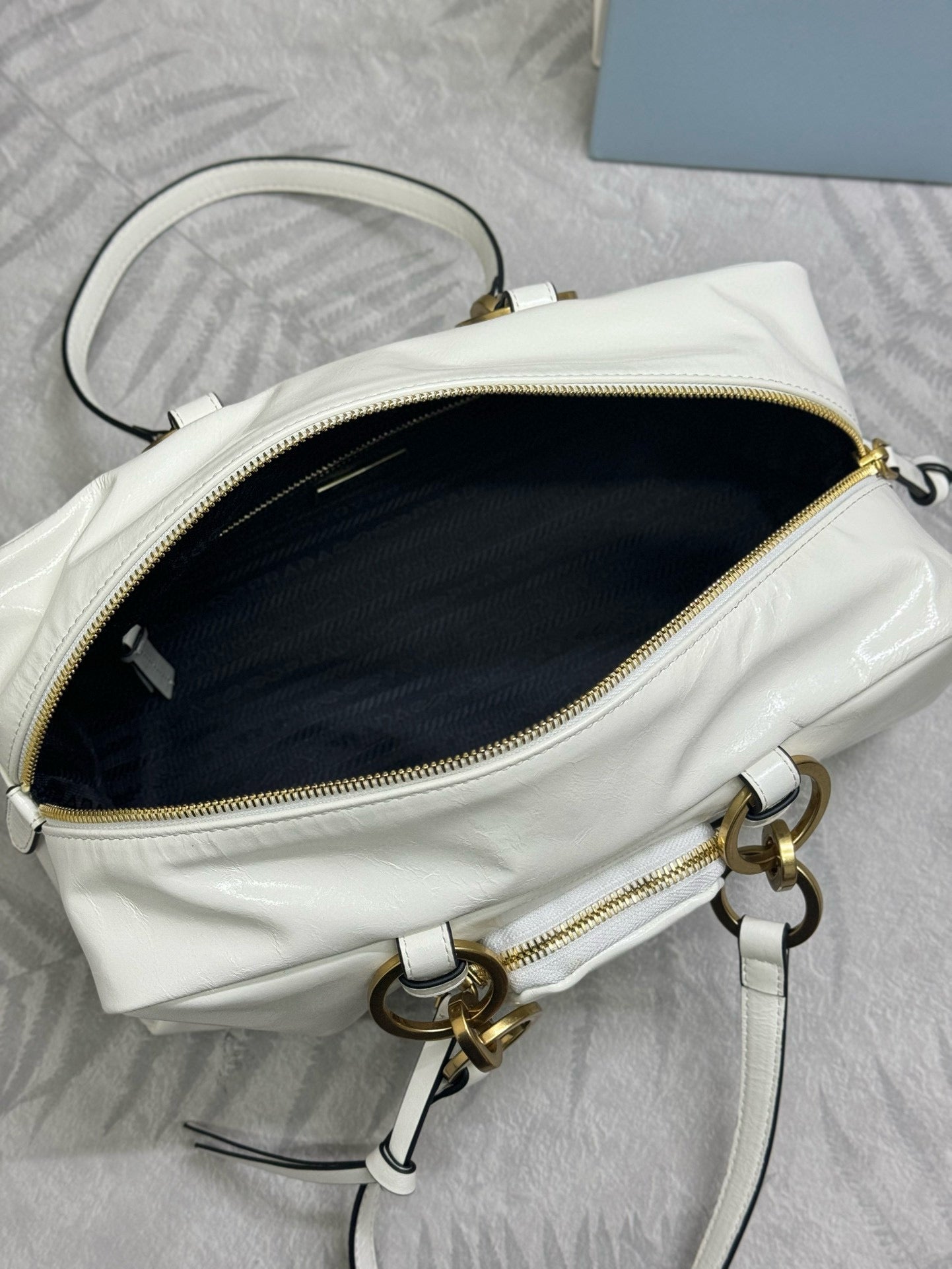 DANGLE TOP HANDLE BAG 30 IN WHITE PATENT CALFSKIN