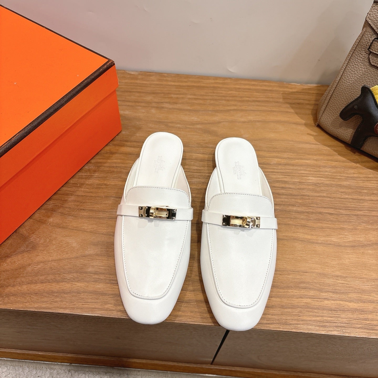 HM 26ss Mule White Calfskin Gold Buckle 638468