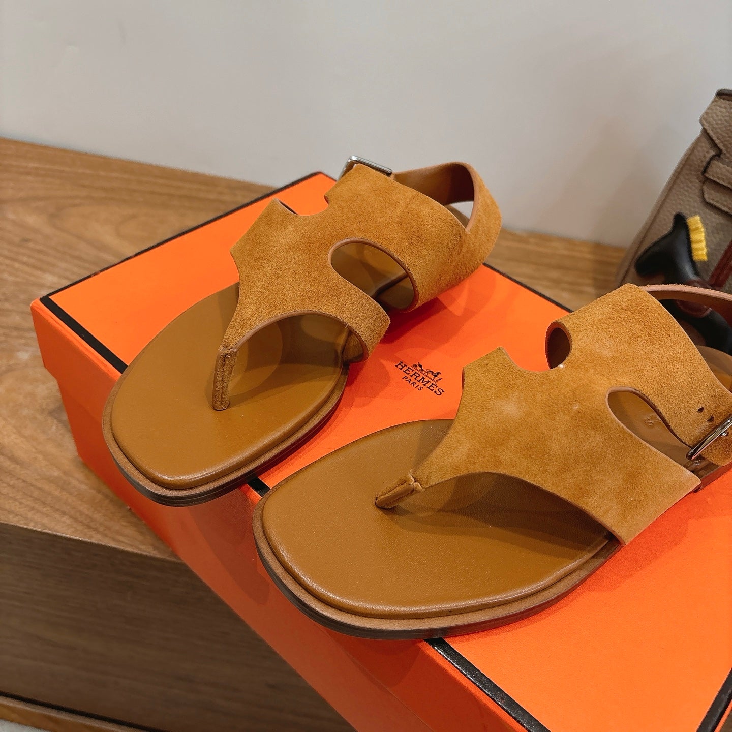 HM 26ss Thong Sandal Brown Suede Calfskin 638407