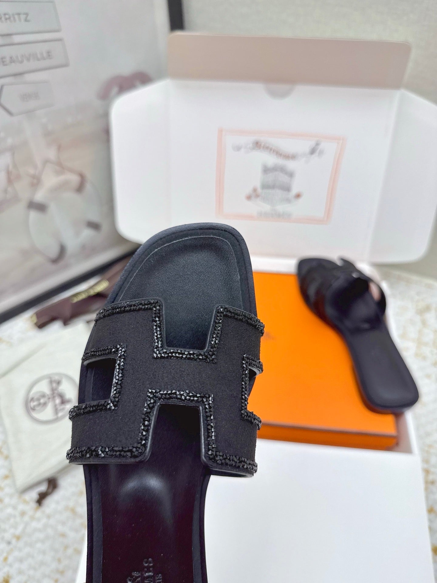 HM 26ss Oran Sandals Black Sheepskin Rhinestone 625231