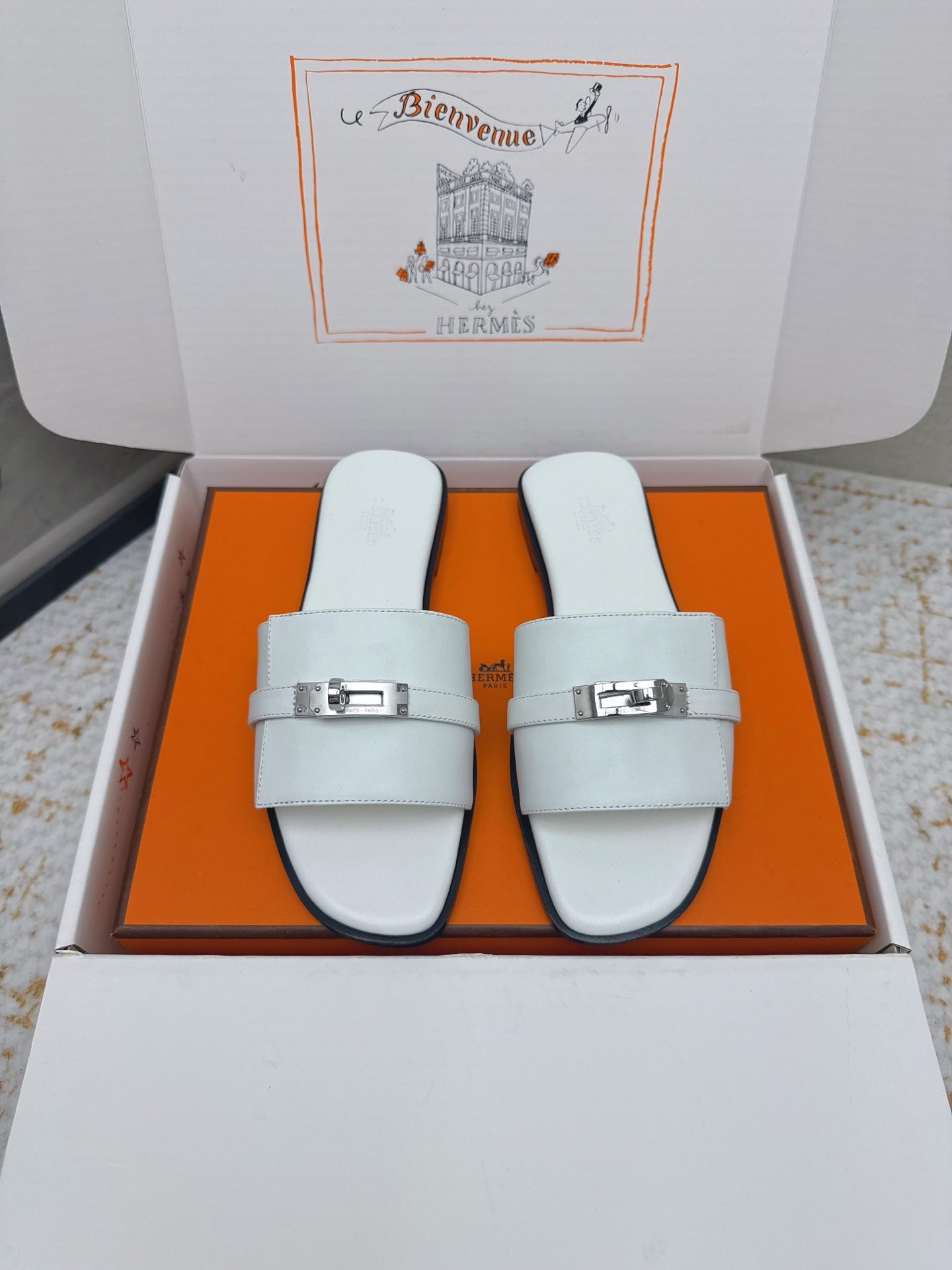 HM 26ss Oasis Sandals White Sheepskin Sliver Buckle 625164