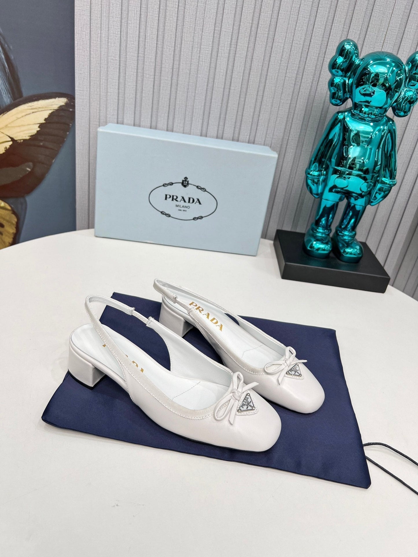 Prada 26s Round Toe Slingback Pumps 40mm In White Calfskin With Bow