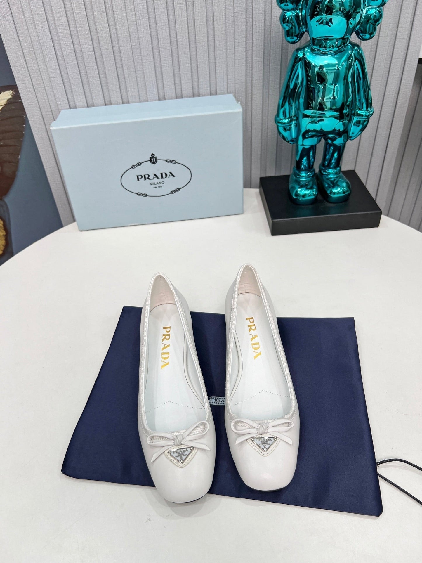 Prada 26s Round Toe Pumps Block Heel 40mm In White Calfskin With Bow
