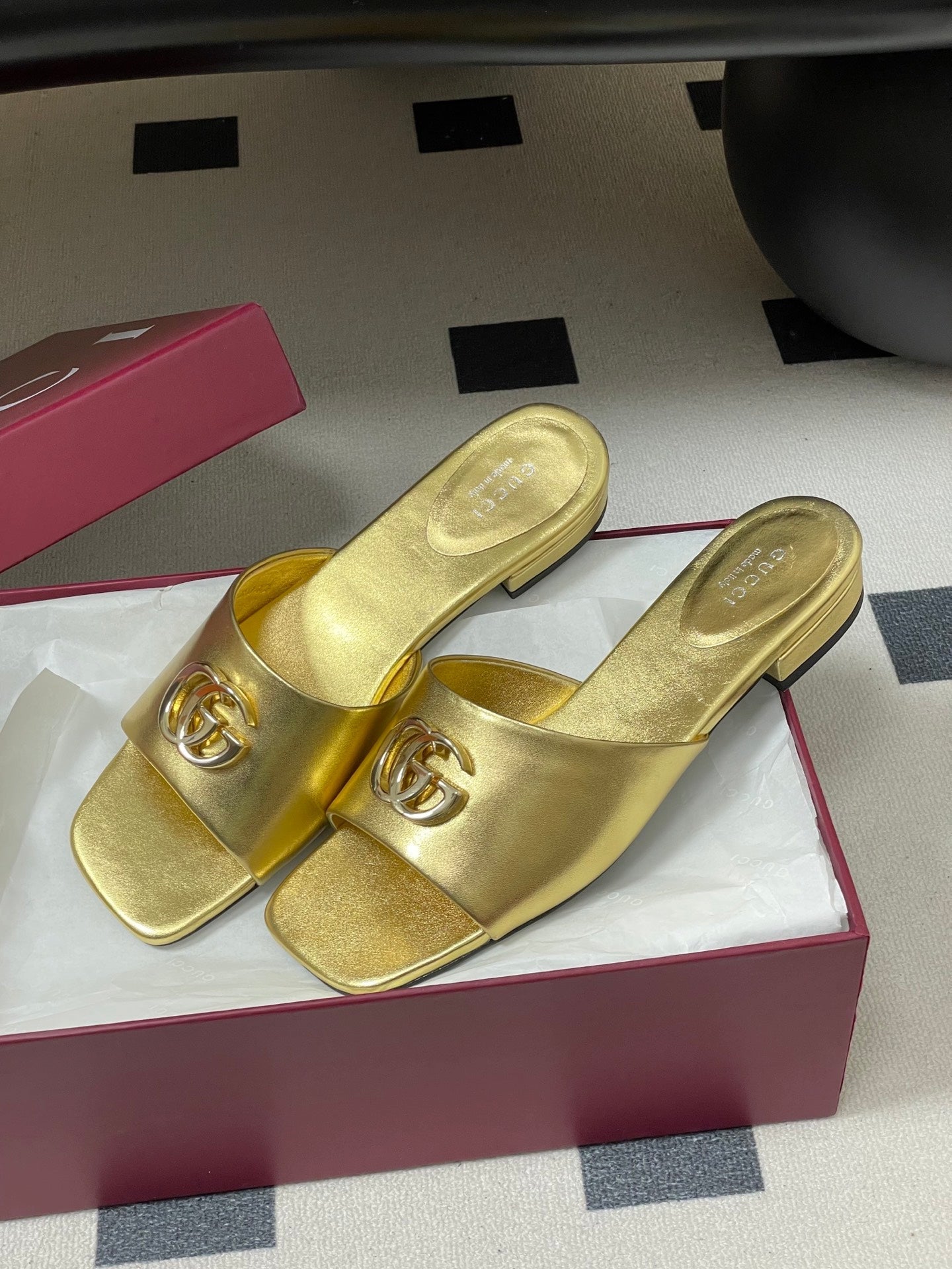 Gucci 2026 Double G Buckle Flat Sandal Gold Lambskin/Metallic Leather 697844