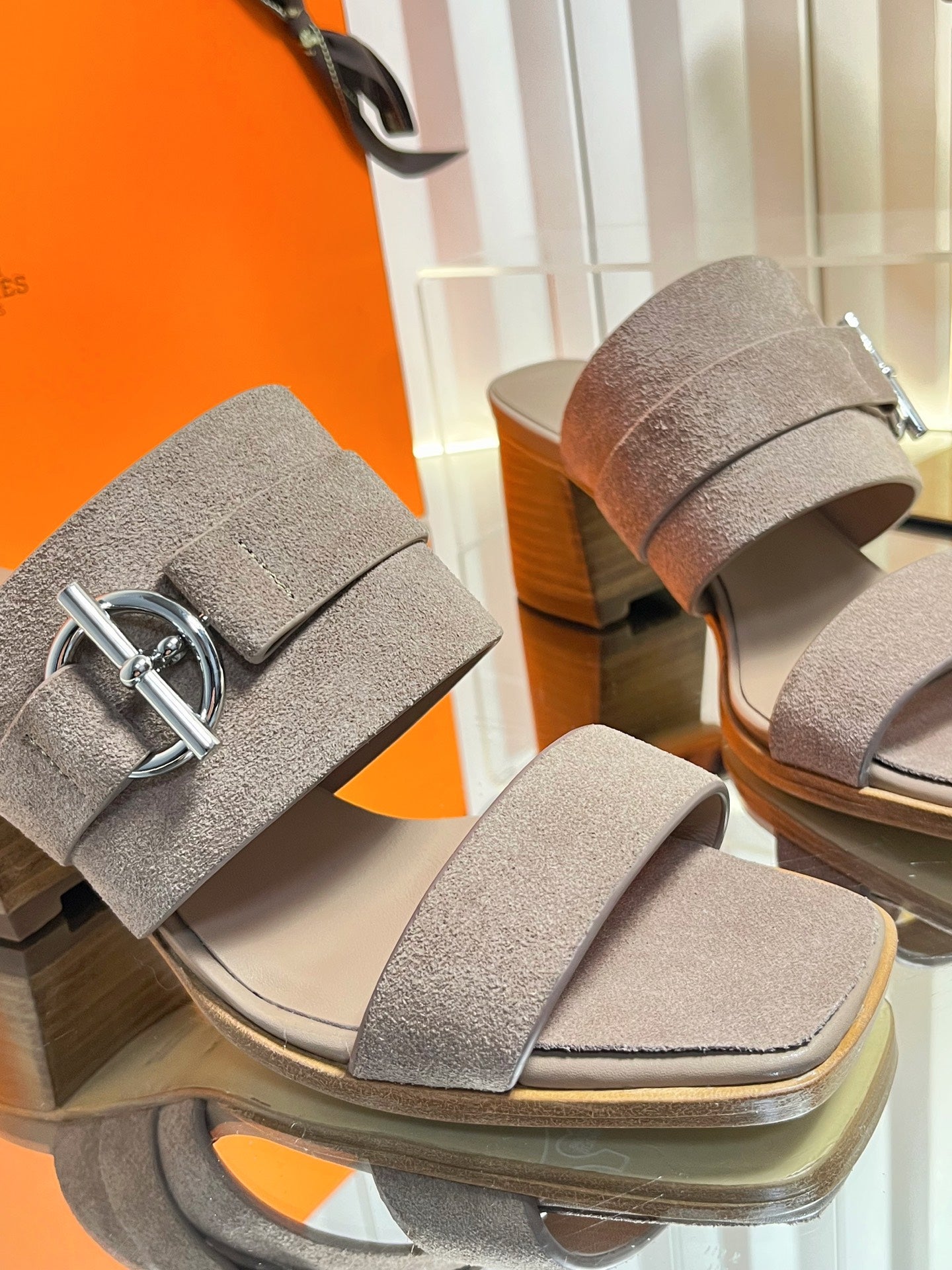 HM 26ss Kelly Buckle High-Heeled Sandals Taupe Suede 641963